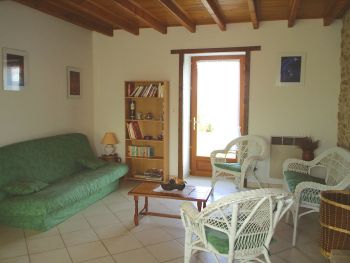 Salle � Manger : 1 table basse, une banquette clic clac et un salon en rotin